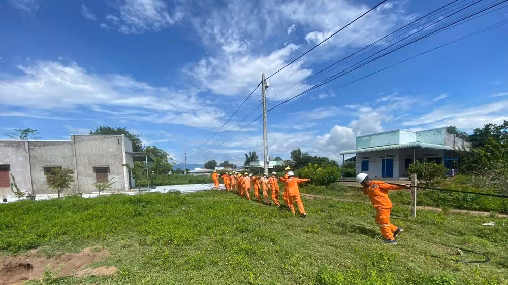 Ngành điện kéo lưới về vùng núi. (Ảnh: QUÝ NGỌC)