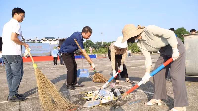 Người dân Thủ đô chủ động giữ gìn không gian sống. (Ảnh: Thanh Hậu)