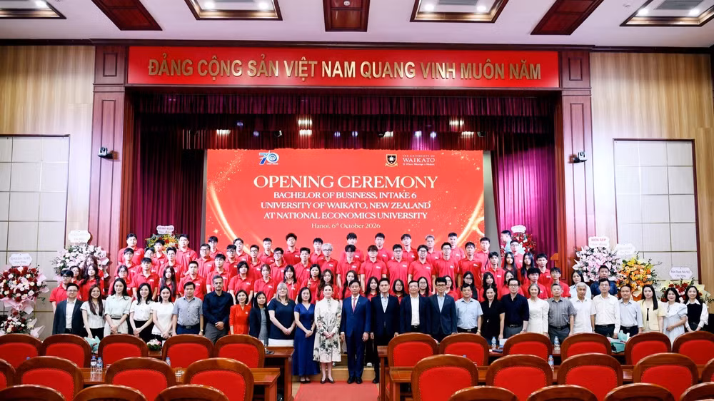 Đại biểu và tân sinh viên khóa 6 chụp ảnh lưu niệm. (Ảnh: TUẤN ANH)