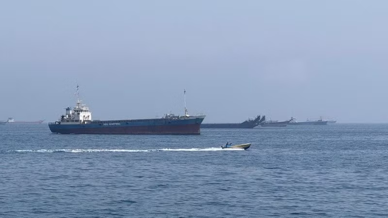Các tàu thương mại neo đậu tại eo biển Hormuz, gần thị trấn Khasab, ở miền bắc Oman. (Ảnh: Tân Hoa xã)