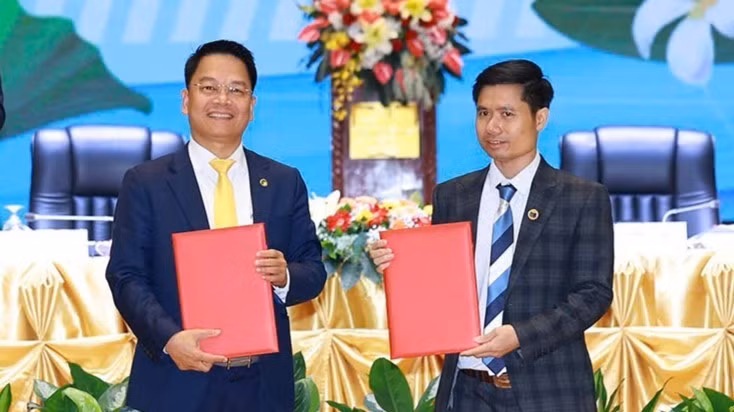 Ông Nguyễn Ngọc Nghị, Phó Tổng Giám đốc T&T Group, Chủ tịch Công ty cổ phần Tập đoàn Năng lượng T&T (bên trái) và ông Phan Văn Sơn, Giám đốc Công ty Đầu tư và thương mại Vinacom trao biên bản ghi nhớ về hợp tác phát triển Dự án điện gió Savan 2. (Ảnh: T&T GROUP)