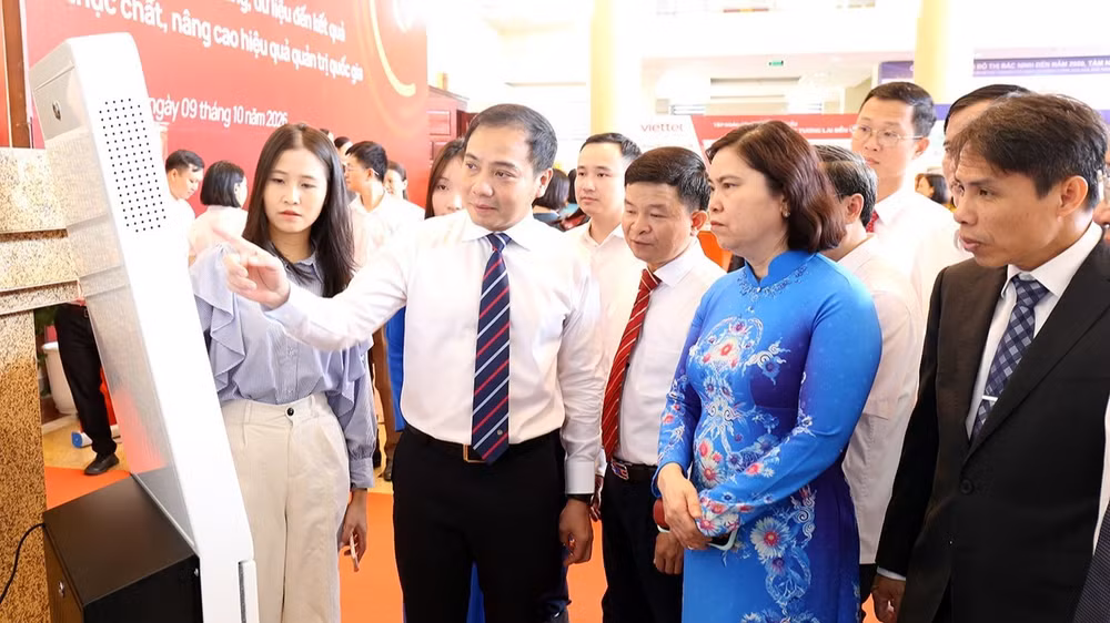 Các đồng chí lãnh đạo thành phố Bắc Ninh tham quan khu triển lãm giải pháp số. (Ảnh: TT)