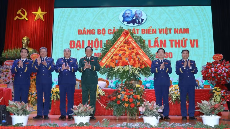 Thượng tướng Võ Minh Lương trao lẵng hoa của Thường vụ Quân ủy Trung ương chúc mừng Đại hội đại biểu Đảng bộ Cảnh sát biển Việt Nam lần thứ 6, nhiệm kỳ 2025-2030. 