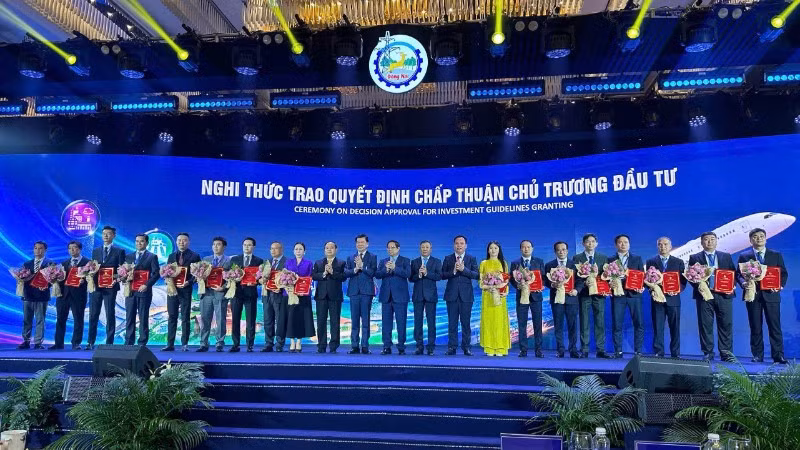 Ông Trần Ngọc Nguyên, Chủ tịch Hội đồng quản trị PVCFC nhận quyết định chủ trương đầu tư tại hội nghị.