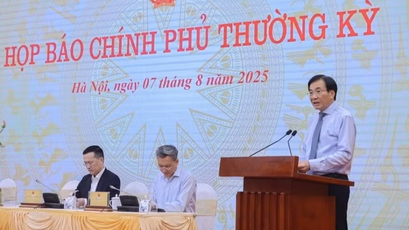 Bộ trưởng, Chủ nhiệm Văn phòng Chính phủ Trần Văn Sơn chủ trì họp báo thường kỳ tháng 7/2025. (Ảnh: VGP)