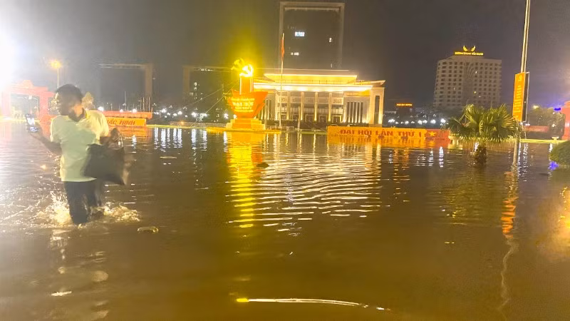 Trung tâm quảng trường Bắc Giang ngập sâu trong mưa lớn năm 2024.