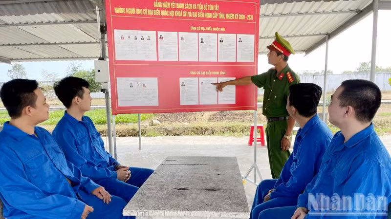 Cán bộ trại tạm giam tổ chức tuyên truyền về bầu cử đối với người bị giam giữ.