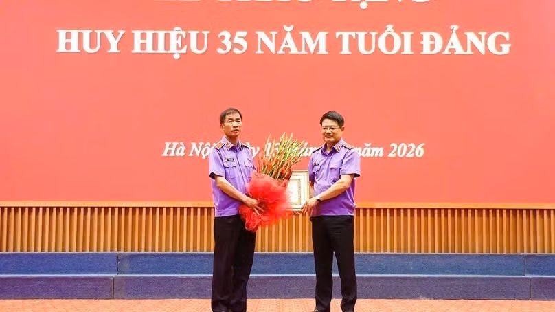 Viện trưởng Viện Kiểm sát nhân dân tối cao trao Huy hiệu 35 năm tuổi Đảng. (Ảnh: CAO NGUYÊN)