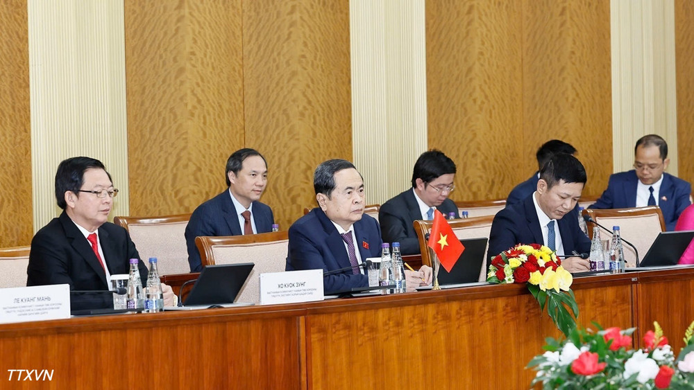 Chủ tịch Quốc hội Trần Thanh Mẫn v&agrave; th&agrave;nh vi&ecirc;n đo&agrave;n cấp cao Việt Nam tại cuộc hội đ&agrave;m với Chủ tịch Quốc hội M&ocirc;ng Cổ Sandag Byambatsogt. (Ảnh: Do&atilde;n Tấn/TTXVN)