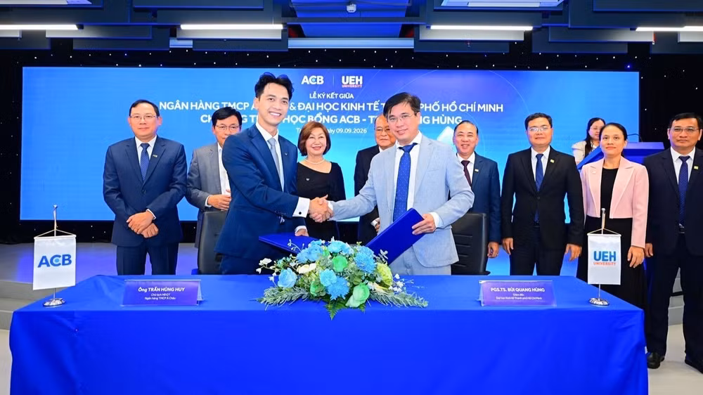 Lãnh đạo ACB và UEH trao biên bản ký kết thỏa thuận hợp tác triển khai Chương trình học bổng ACB-Trần Mộng Hùng. (Ảnh: ACB)