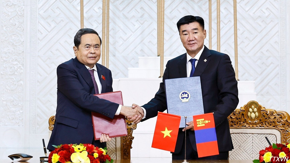 Chủ tịch Quốc hội Trần Thanh Mẫn v&agrave; Chủ tịch Quốc hội M&ocirc;ng Cổ Sandag Byambatsogt k&yacute; kết Bản ghi nhớ hợp t&aacute;c giữa Quốc hội Việt Nam v&agrave; Quốc hội M&ocirc;ng Cổ. (Ảnh: Do&atilde;n Tấn/TTXVN)