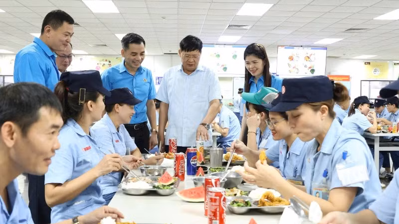“Bữa cơm công đoàn” - một hoạt động thiết thực và nhân văn, góp phần xây dựng quan hệ lao động hài hòa, ổn định và tiến bộ. (Ảnh: NGỌC ÁNH)