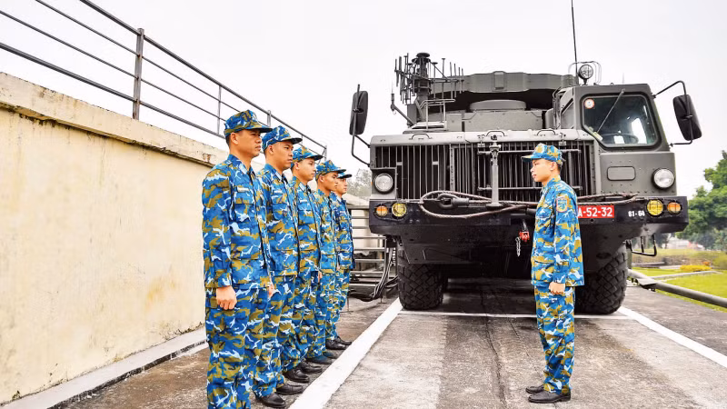 Chiến sĩ Trung đoàn 64 luyện tập các phương án sẵn sàng chiến đấu. (Ảnh: THẾ ĐẠI)