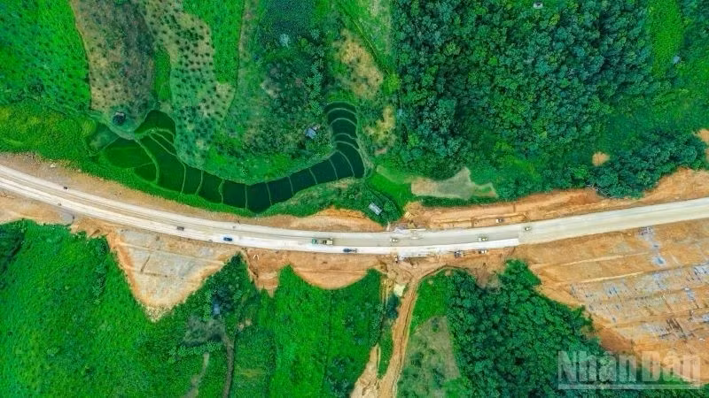 Công trường thi công đường cao tốc Đồng Đăng-Trà Lĩnh lúc nào cũng rộn ràng tiếng máy móc thi công. (Ảnh: TRANG LIÊN)