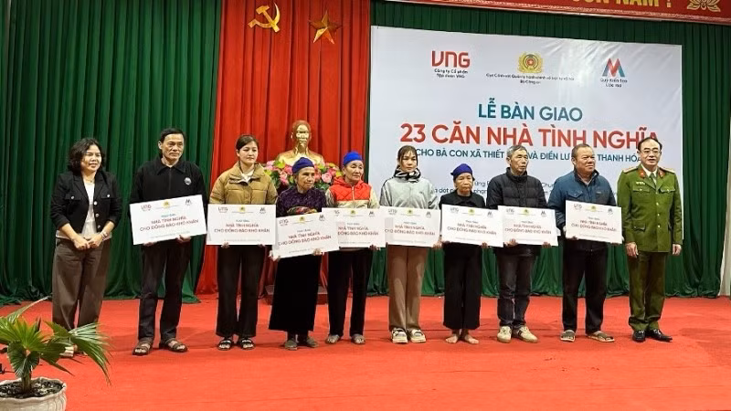 Các hộ dân xã Thiết Ống được trao nhà tình nghĩa. (Ảnh: VNG)
