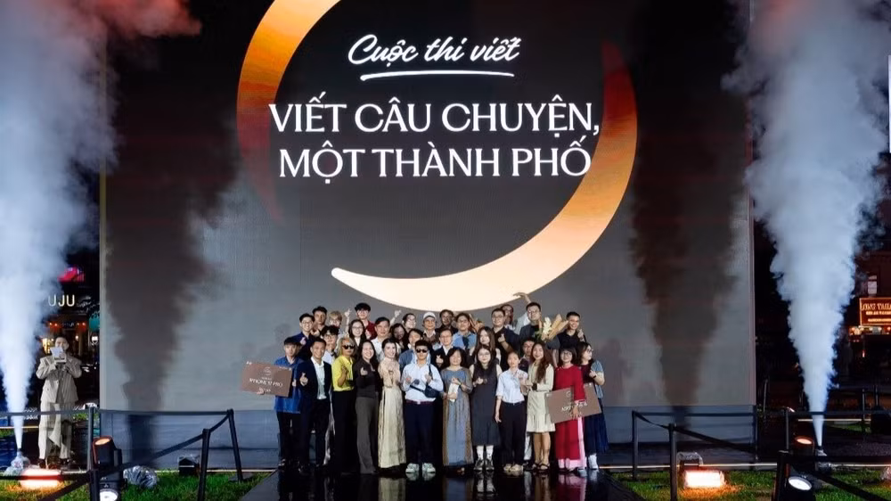 Khoảnh khắc lưu niệm của các tác giả đoạt giải cùng Ban Giám khảo và Ban Tổ chức cuộc thi. (Ảnh: MH)