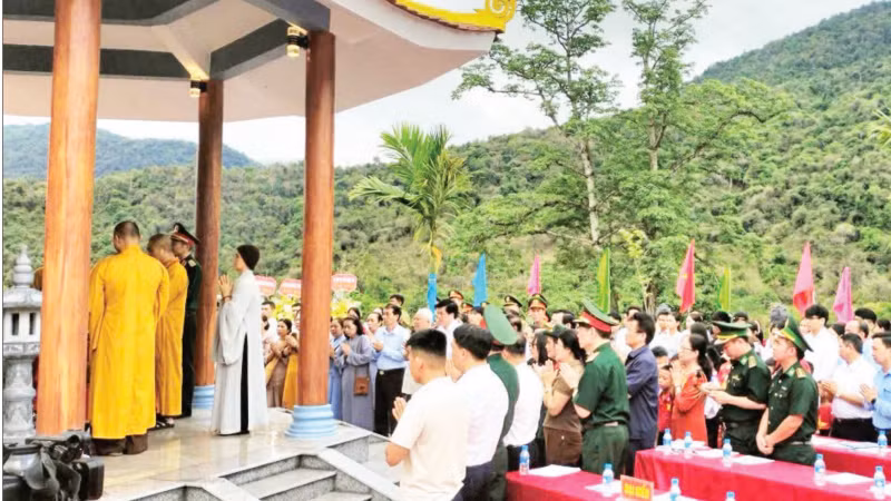Lễ dâng hương tưởng niệm các Anh hùng liệt sĩ tại Nhà bia tưởng niệm liệt sĩ xã Chiêu Lưu, tỉnh Nghệ An.