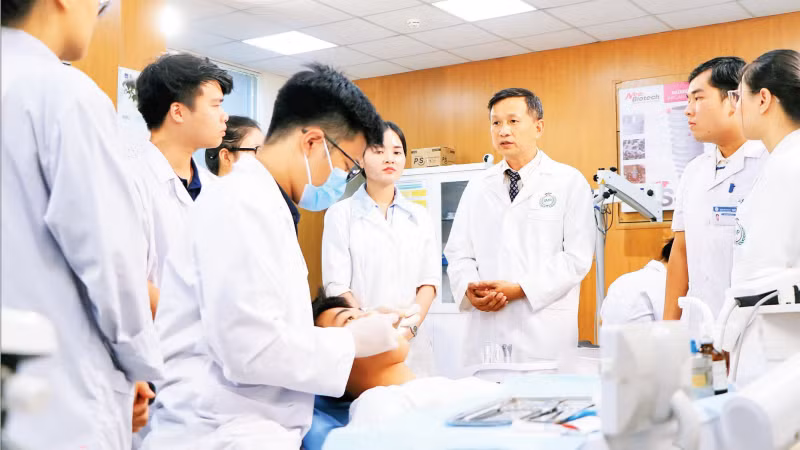 Phó Giáo sư, Tiến sĩ Phạm Như Hải, Phó Hiệu trưởng Trường đại học Y Dược (Đại học Quốc gia Hà Nội) hướng dẫn sinh viên về thực hành lâm sàng răng hàm mặt.