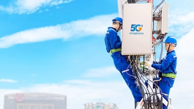 Các kỹ thuật viên của VNPT lắp đặt trạm phát sóng Vinaphone 5G. (Ảnh minh họa: Báo Nhân Dân)
