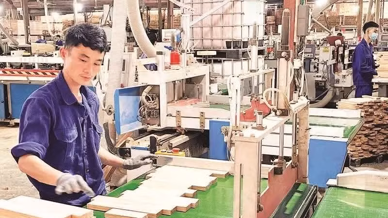 Công nhân Doanh nghiệp tư nhân Đăng Khoa (xã Trấn Yên, tỉnh Lào Cai) hoàn thiện sản phẩm. (Ảnh: QUANG THIỀU)