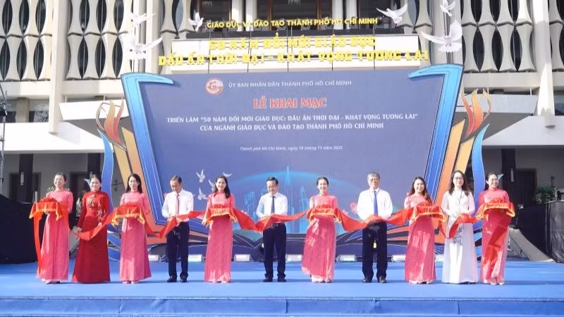 Nghi thức khai mạc Triển lãm với chủ đề “50 năm đổi mới giáo dục: Dấu ấn thời đại-Khát vọng tương lai”.