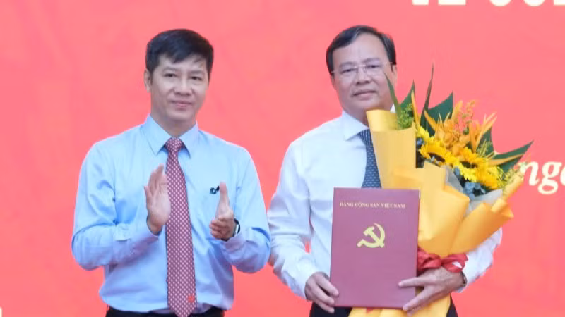 Ủy viên Trung ương Đảng, Phó Trưởng Ban Tổ chức Trung ương Nguyễn Thành Tâm trao Quyết định điều động, chỉ định tham gia Ban Chấp hành, Ban Thường vụ và giữ chức Phó Bí thư Tỉnh ủy Tây Ninh nhiệm kỳ 2025-2030, giới thiệu bầu Chủ tịch Ủy ban nhân dân tỉnh Tây Ninh.