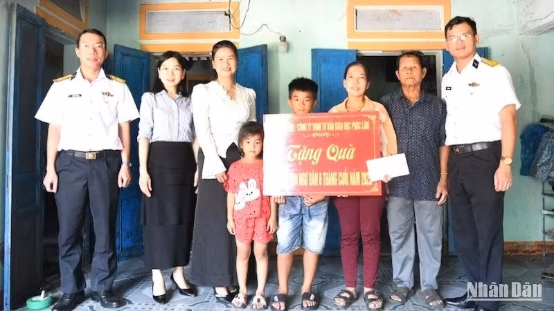 Đoàn công tác Lữ đoàn 680, Vùng 3 Hải quân đến thăm, tặng quà con ngư dân tại Quảng Ngãi.(Ảnh: Vùng 3 Hải quân cung cấp)