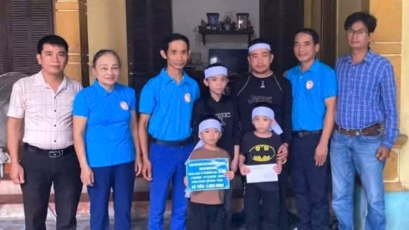 Anh Thái cùng Câu lạc bộ thiện nguyện Trái tim nhân ái Hưng Nguyên đến thăm và trao tiền hỗ trợ cho gia đình anh Lê Văn Cương, có gia cảnh đặc biệt khó khăn, khi một mình anh nuôi ba con thơ, và cha mẹ già, vợ chết vì bệnh u não.