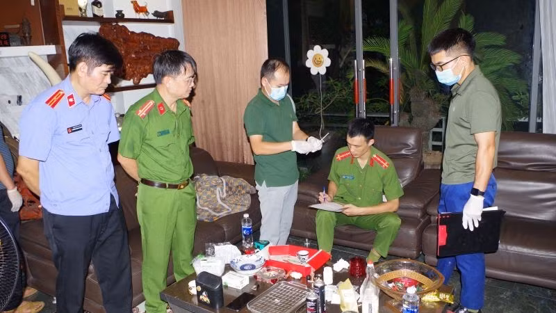 Cơ quan chức năng khám xét và thu thập chứng cứ phạm tội. (Ảnh: Công an Ninh Bình cung cấp)