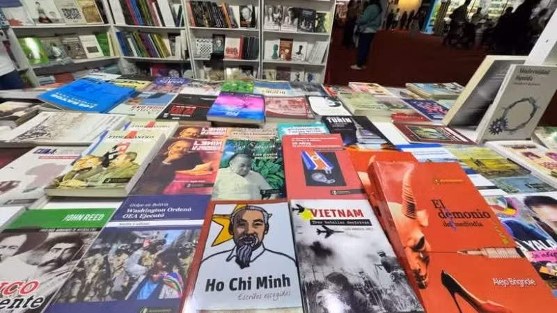 Nhà xuất bản Acercándonos Ediciones của Argentina giới thiệu tới bạn đọc tiếng Tây Ban Nha cuốn “Tuyển tập Hồ Chí Minh” cùng tác phẩm “Ba trận chiến quyết định” của nhà báo Cuba Luis Arce - người từng tác nghiệp tại Việt Nam trong thời chiến. (Ảnh: Diệu Hương/TTXVN)