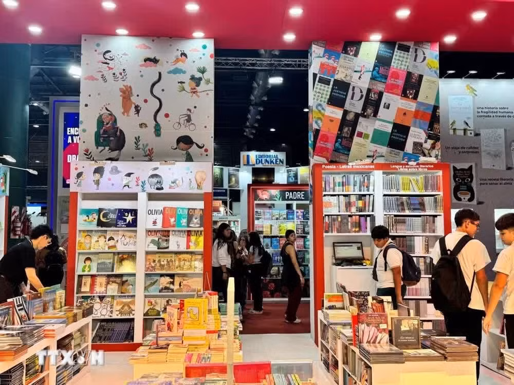 Hội chợ bao quát nhiều thể loại, từ sách thiếu nhi đến các ấn phẩm chính trị, khoa học. (Ảnh: Diệu Hương/TTXVN)