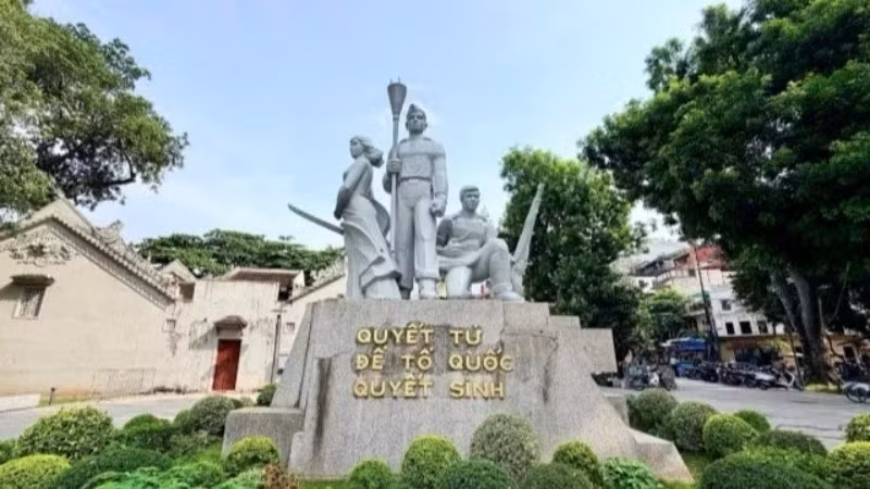 Tượng đài “Quyết tử để Tổ quốc quyết sinh” bên hồ Hoàn Kiếm sẽ được di dời sang địa điểm mới. (Ảnh: Ban Quản lý Di tích và danh thắng Hà Nội)