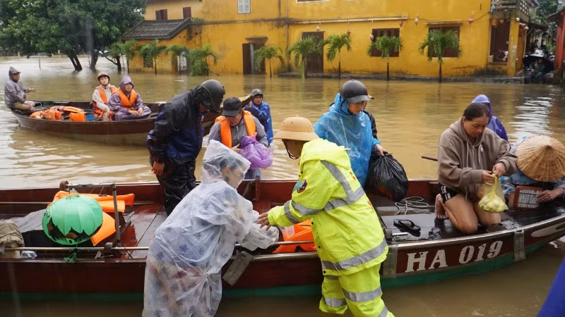 Công an phường Hội An, thành phố Đà Nẵng trực tại các điểm, đón người dân di tản. (Ảnh: THANH TÂM)