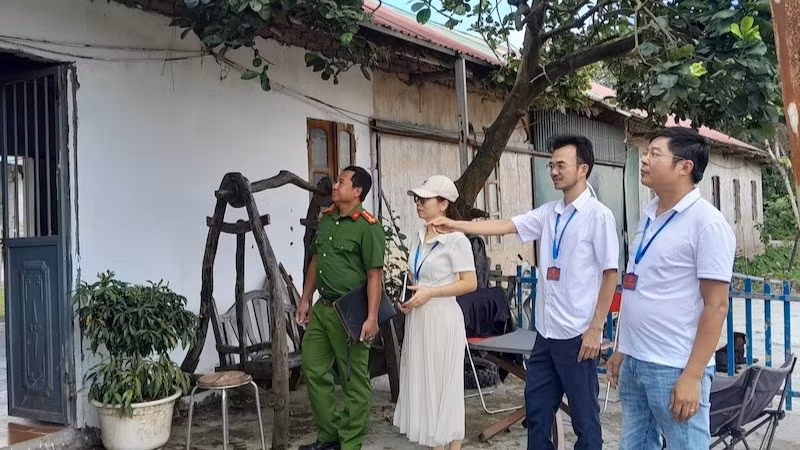 Lực lượng chức năng phường Long Biên kiểm tra hiện trạng một công trình tại khu vực ngoài bãi sông Hồng trên địa bàn.