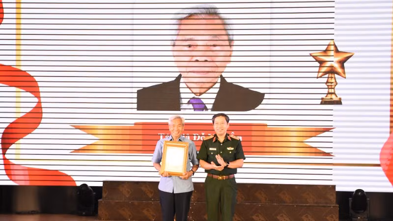 Đồng chí Trung tướng Vũ Ngọc Thiềm trao giải đặc biệt cho tác giả Đỗ Văn Ân, nguyên Ủy viên Trung ương Đảng, nguyên Trưởng ban Ban Cơ yếu Chính phủ. 