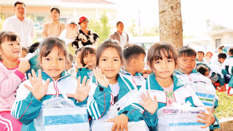 Các em học sinh tiểu học vui mừng vì có áo mới, sách vở mới do Tỉnh đoàn Khánh Hòa hỗ trợ.