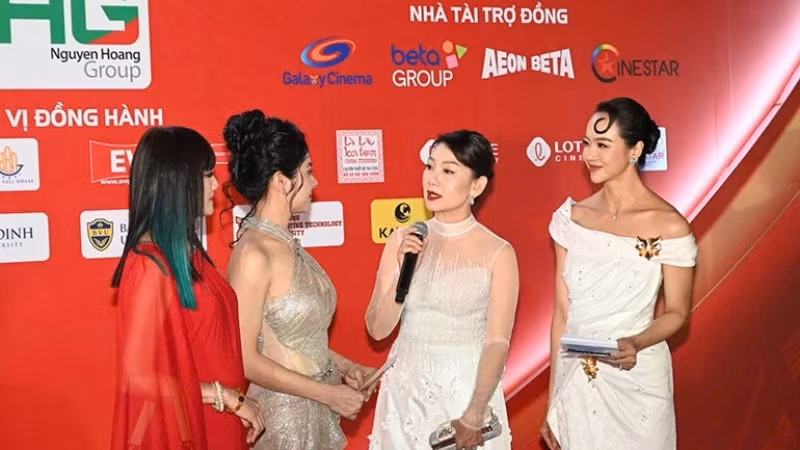 Các diễn viên, nghệ sĩ trên thảm đỏ. (Ảnh: QUỐC THANH)