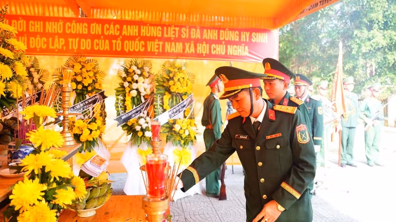 Các đại biểu dâng hương, tri ân các Anh hùng liệt sĩ.