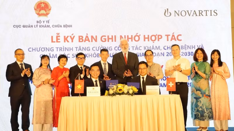 Đại diện Cục Quản lý Khám, chữa bệnh và Công ty trách nhiệm hữu hạn Novartis Việt Nam ký bản ghi nhớ hợp tác.