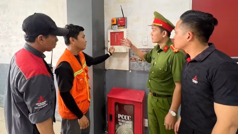 Lắp đặt hệ thống truyền tin báo cháy là một trong những giải pháp quan trọng nhằm nâng cao hiệu quả công tác phòng cháy, chữa cháy trong giai đoạn hiện nay. (Ảnh: Bộ Công an)