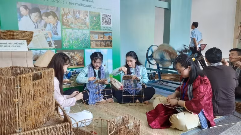 Sản xuất hàng thủ công mỹ nghệ theo mô hình kinh tế xanh. (Ảnh: CAO TÂN)