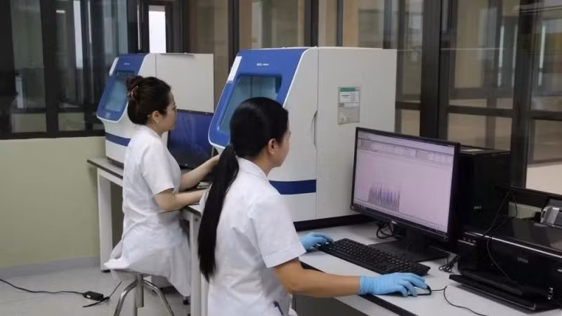 Cán bộ, kỹ thuật viên Khoa Xét nghiệm sinh học, Viện Pháp y Quân đội thực hiện quy trình giám định ADN hài cốt liệt sĩ. (Ảnh: THẾ ĐẠI)