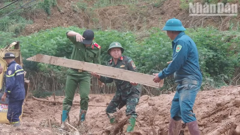 Cán bộ, chiến sĩ lực lượng vũ trang xã Ngọc Chiến, tỉnh Sơn La giúp người dân bản Lọng Cang, xã Ngọc Chiến khắc phục hậu quả sau mưa lũ.