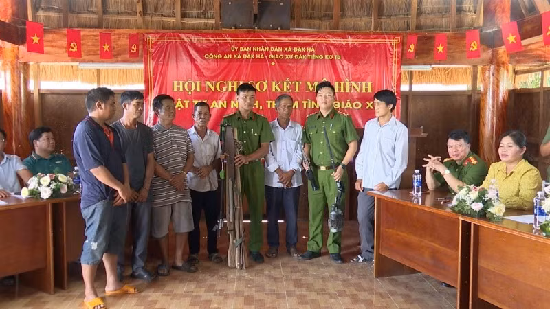 Lực lượng Công an xã Đăk Hà vận động giáo dân giao nộp công cụ hỗ trợ, vũ khí, vật liệu nổ qua mô hình “Trật tự an ninh, thắm tình giáo xứ”. (Ảnh: QUANG HƯNG)