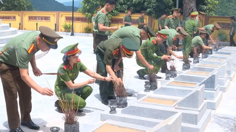 Thanh niên Công an dâng hương, viếng các liệt sĩ ở vùng thượng du Thanh Hóa.