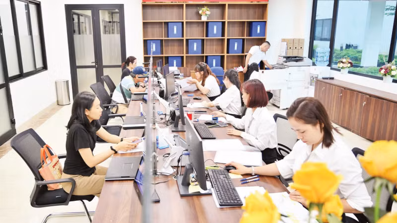 Cán bộ, công chức Điểm phục vụ hành chính công phường Đống Đa (thành phố Hà Nội) hướng dẫn người dân làm thủ tục hành chính. (Ảnh: THẾ ĐẠI)