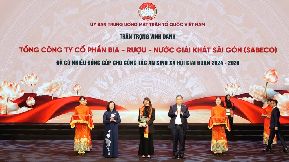 Phó Thủ tướng Thường trực Phạm Gia Túc và Chủ tịch Ủy ban Trung ương Mặt trận Tổ quốc Việt Nam Bùi Thị Minh Hoài trao biểu trưng cho bà Lim Pei Chi Patsy, Phó Tổng Giám đốc SABECO, tại sự kiện ngày 17/10. (Ảnh: SABECO)