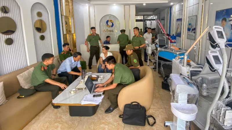 Lực lượng chức năng khám xét tại cơ sở Đông Á Beauty Center (phường Vĩnh Phúc, tỉnh Phú Thọ).
