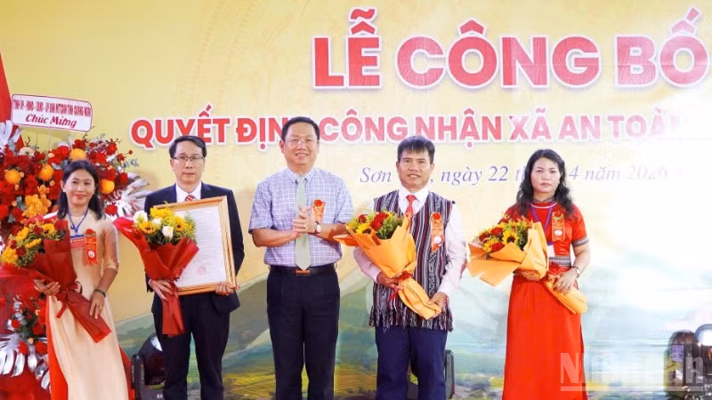 Trao Quyết định của Chủ tịch Ủy ban nhân dân tỉnh Quảng Ngãi công nhận xã An toàn khu cho lãnh đạo xã Sơn Tây.