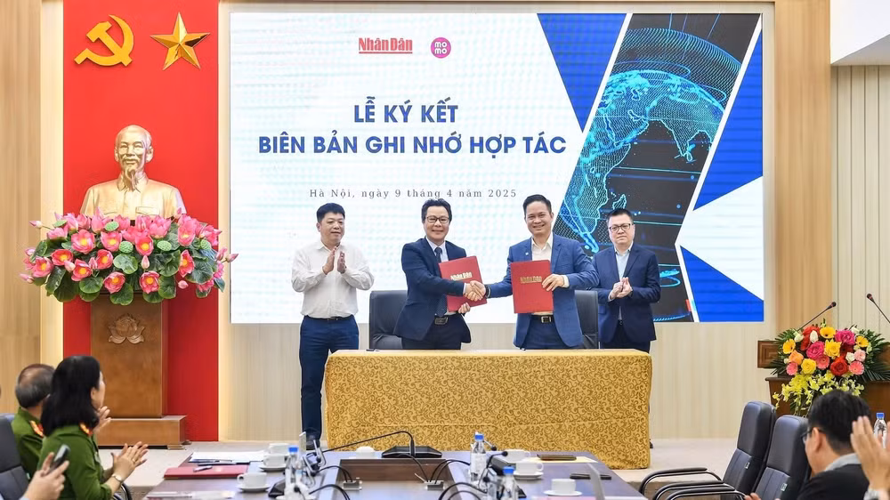 Báo Nhân Dân ký kết hợp tác với Cục Cảnh sát Quản lý hành chính về trật tự xã hội (C06) - Bộ Công an đưa các tin, bài, chuyên mục của Báo Nhân Dân lên ứng dụng VNeID. (Ảnh: Báo Nhân Dân)